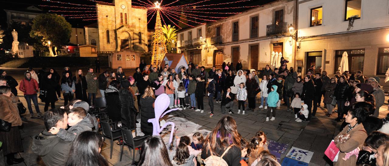 La concentración de Azos incluyó una performance en la Praza da Igrexa.