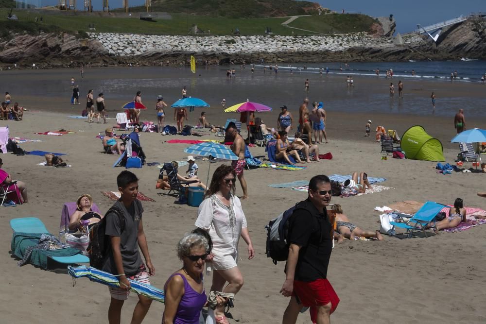 Bañistas en la playa de Salinas