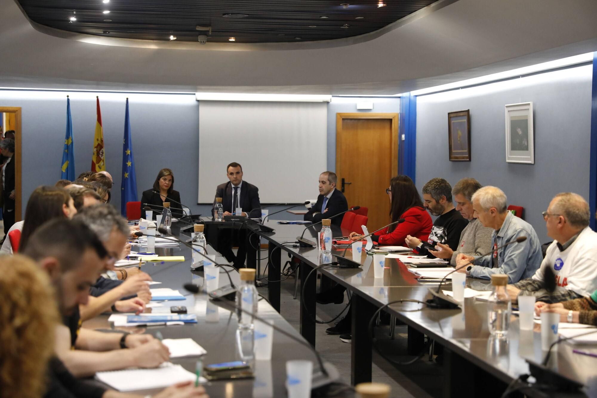 Cientos de profesores se concentran en Oviedo mientras Gobierno y sindicatos negocian.