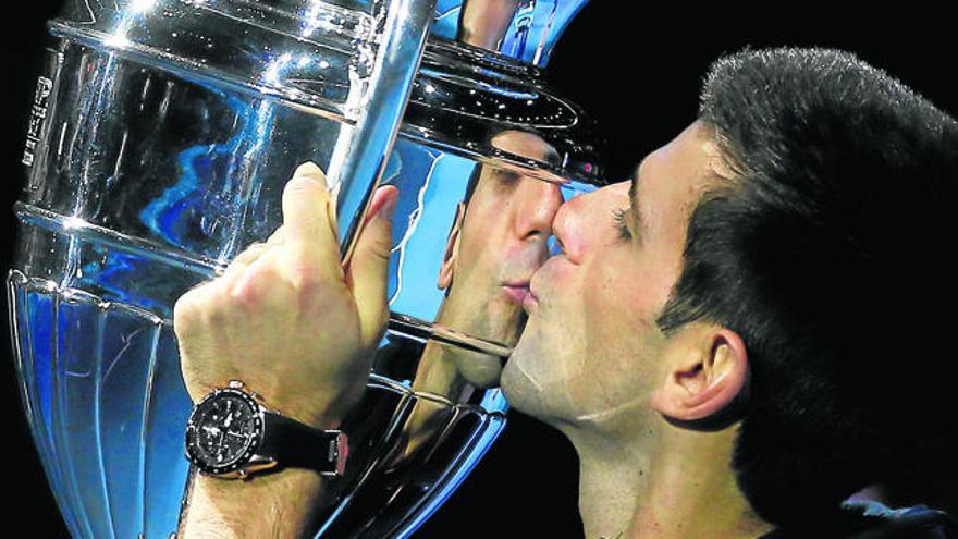 Djokovic besa el trofeo que le acredita como número uno de 2014.