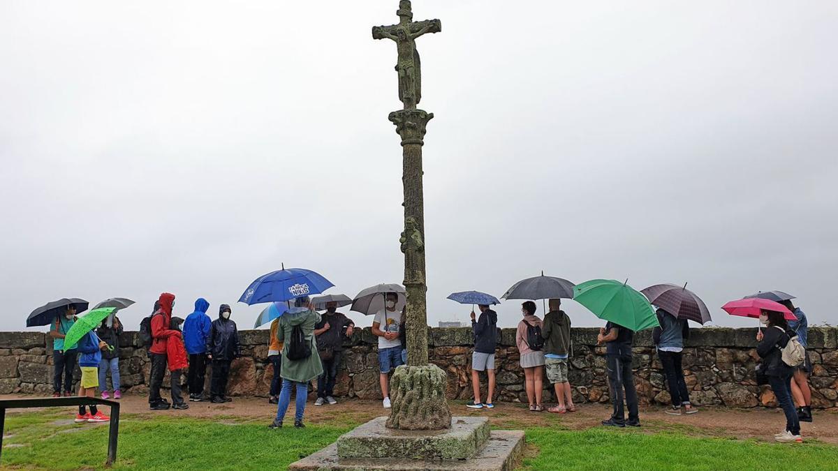 Participantes en un ‘tour’ turístico en Galicia un día lluvioso.   | // MARTA G. BREA