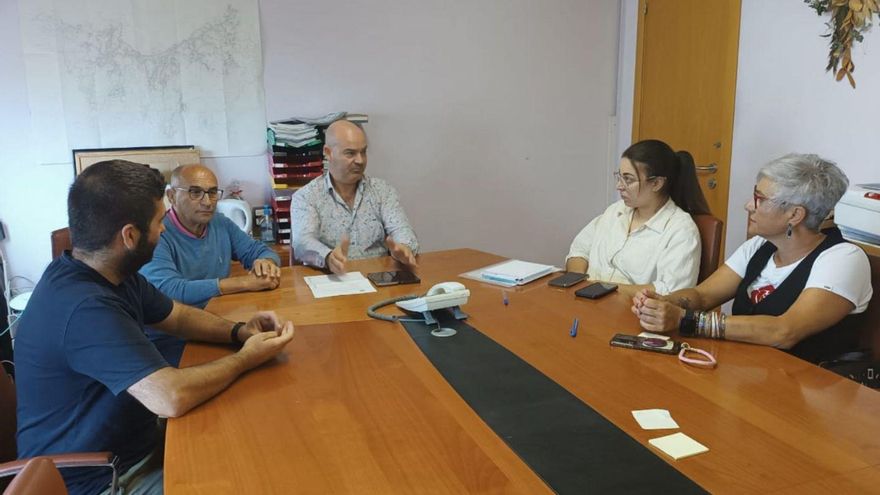 Reunión de parte del grupo de gobierno para perfilar el futuro del ciclo del agua en Bueu.