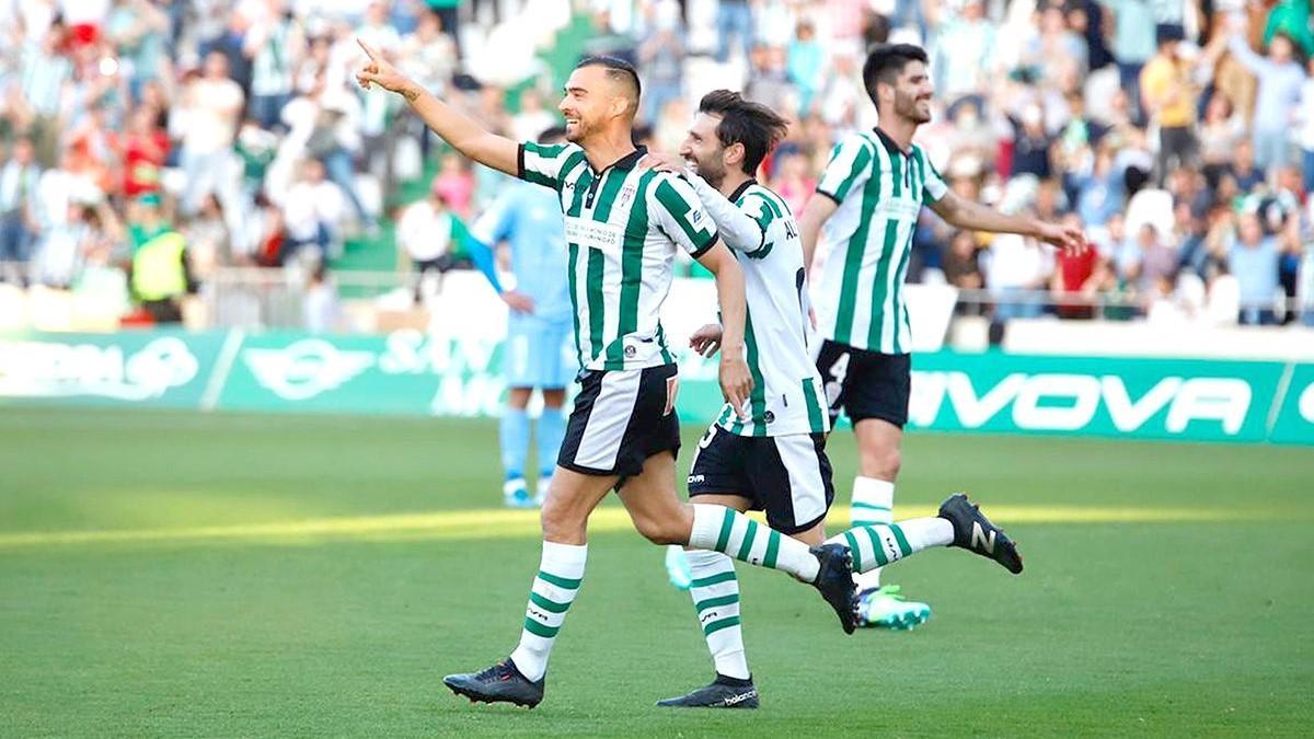 Miguel De las Cuevas celebra su gol frente al Villanovense en El Arcángel. 