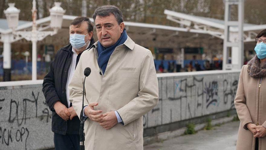 Aitor Esteban, portavoz del PNV en el Congreso, presenta el acuerdo alcanzando con el Gobierno central para que sea el Ejecutivo vasco el responsable de las obras del tren de alta velocidad a Bilbao y Vitoria.