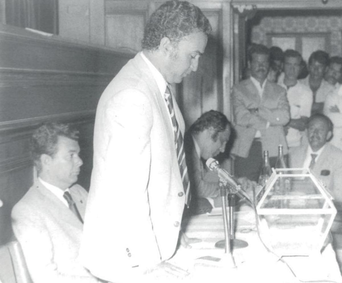 El alcalde capitalino Fernando Ortiz Wiot en una sesión de la asociación de Vecinos de La Isleta