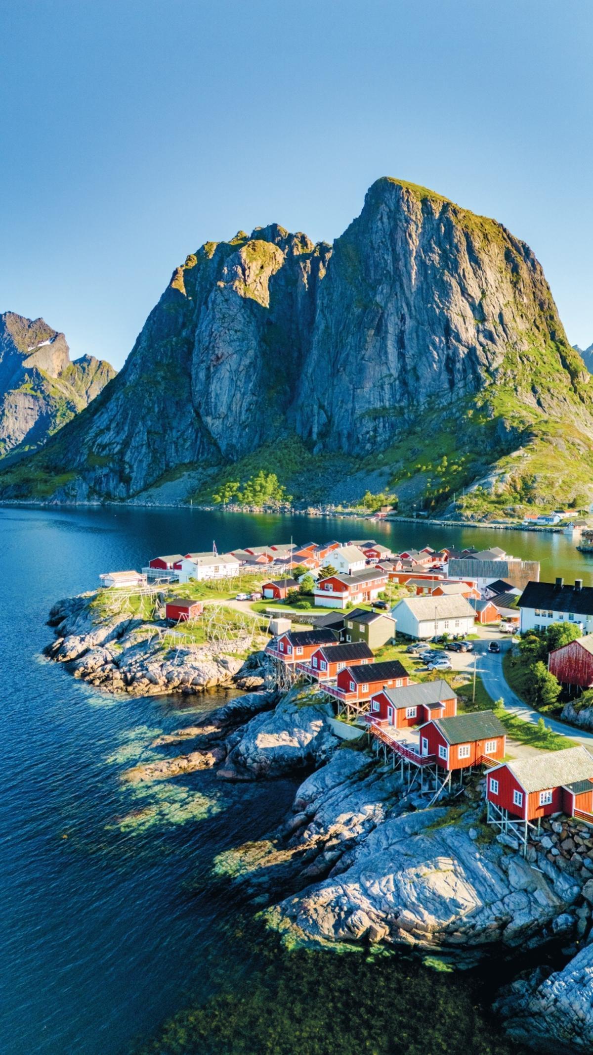 Cabañas bajo el sol de medianoche, Reine, Islas Lofoten, Noruega