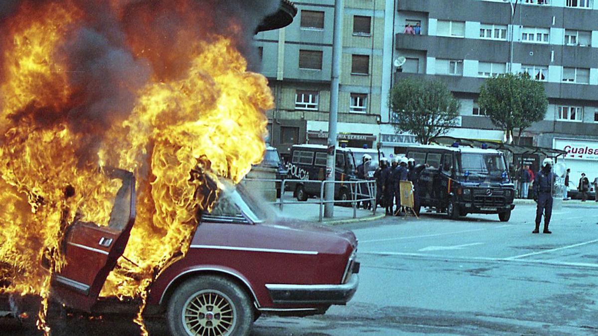 Una protesta en 1995 en la avenida de la Costa.  |  Joaquín Bilbao