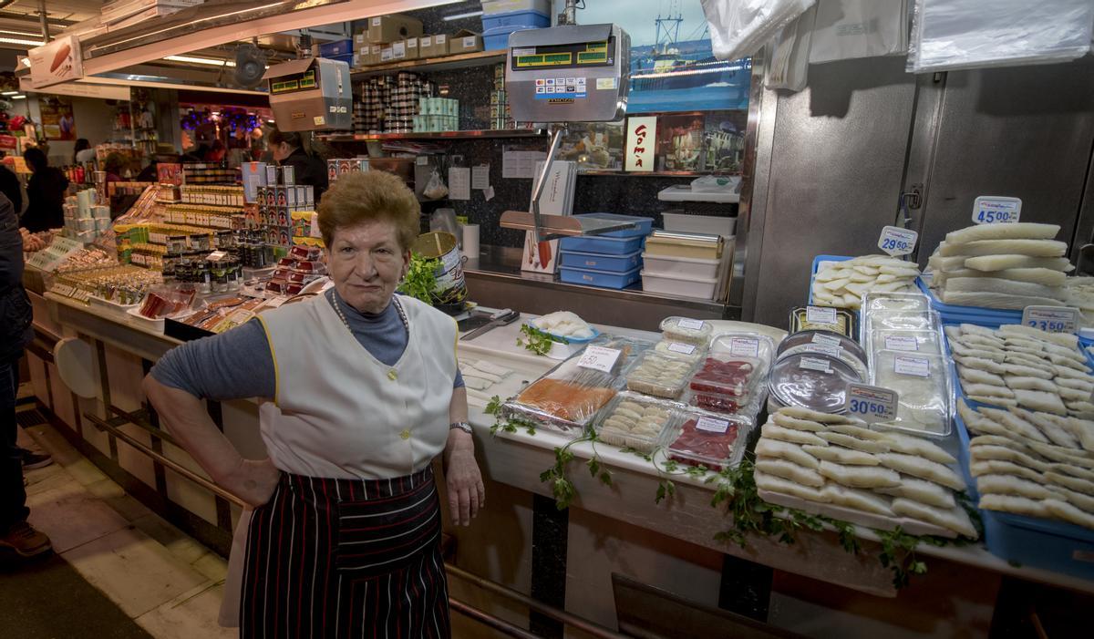 Carme Gomà, en su parada de bacalao y otros productos de la Boqueria.