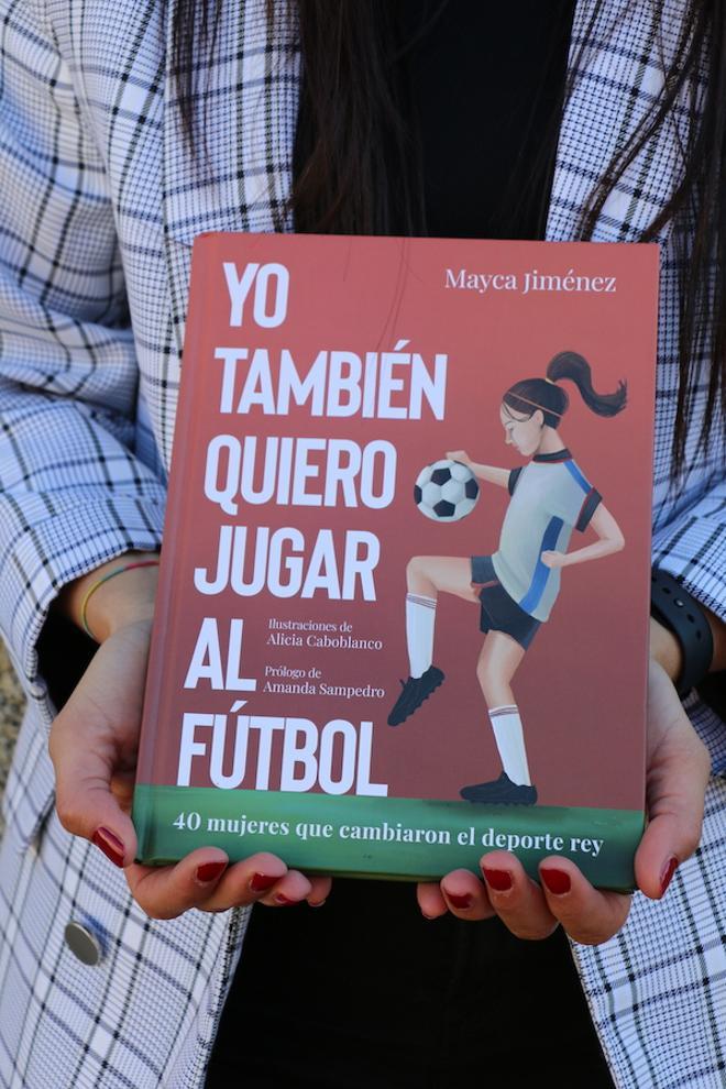 ‘Yo también quiero jugar al fútbol: 40 mujeres que cambiaron el deporte rey', el libro de la periodista deportiva Mayca Jiménez, ilustrado por Alicia Caboblanco.