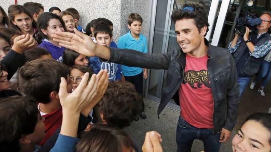 Gómez Noya saluda a los aficionados que acudieron a recibirlo al aeropuerto de Vigo.