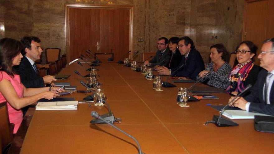 Pablo Saavedra y Liana Ardiles, a la izquierda, durante la reunión en Madrid. Enfrente de ellos, desde la derecha, Manuel Gutiérrez, Belén Fernández, Carmen Moriyón, Fernando Couto, Clara González-Pedraz y Pablo Cachero.