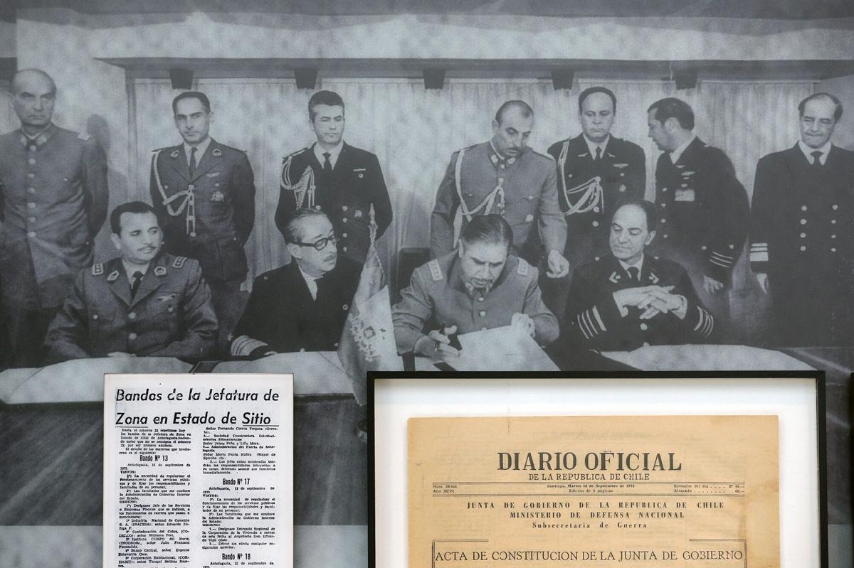 SANTIAGO DE CHILE (CHILE), 06/02/2015.- Vista de una foto del dictador Augusto Pinochet (seg. der. sentado) durante la firma del acta de constitución de la Junta Militar en 1973 hoy, viernes 6 de febrero de 2015, en el Museo de la Memoria, en Santiago de Chile (Chile).