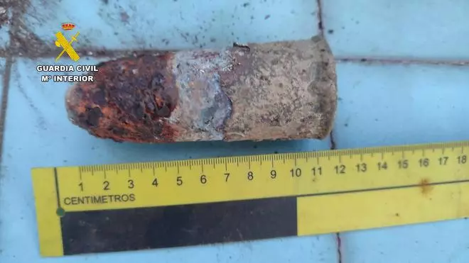 La Guardia Civil neutraliza dos proyectiles de la Guerra Civil hallados en Padrón y Bergondo