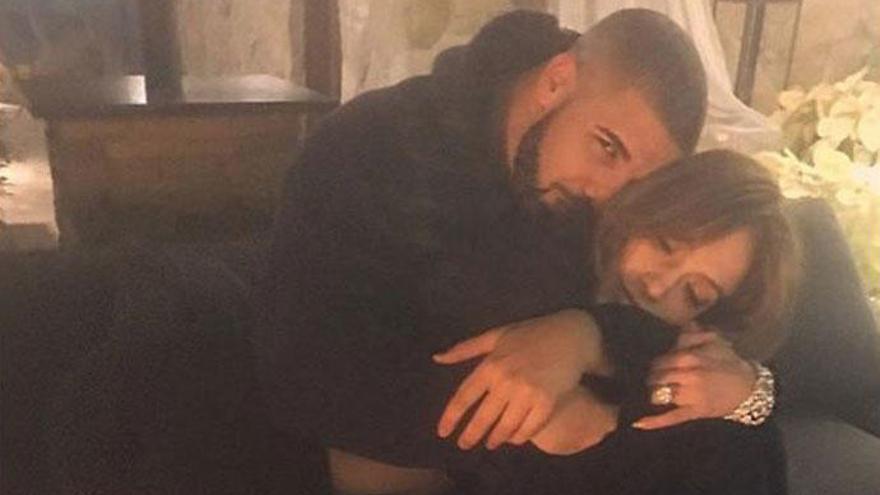 Jennifer Lopez y Drake se muestran acaramelados en una foto.