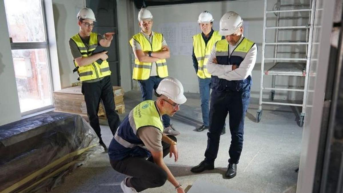 El concejal de Obras, Javier Rivero, explica al alcalde Bermúdez algunos de los trabajos en General Antequera.