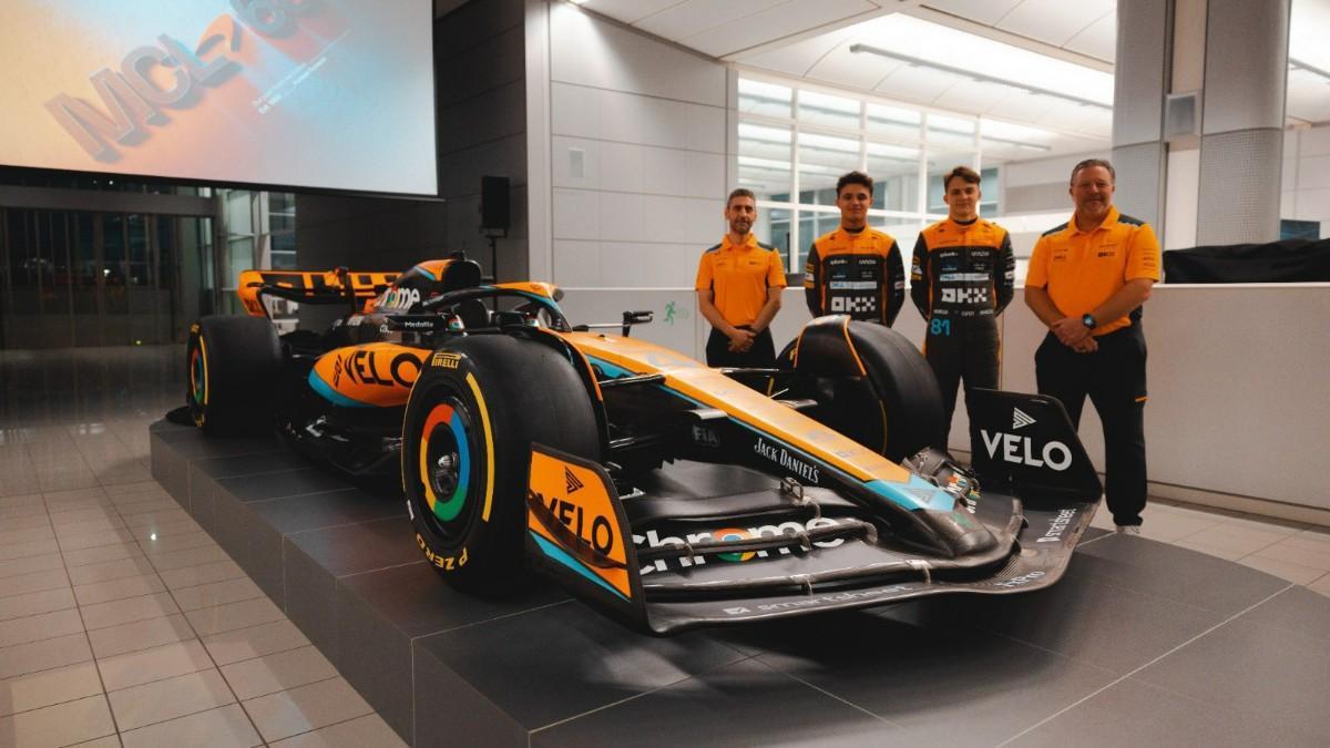 Norris y Piastri, junto al nuevo McLaren