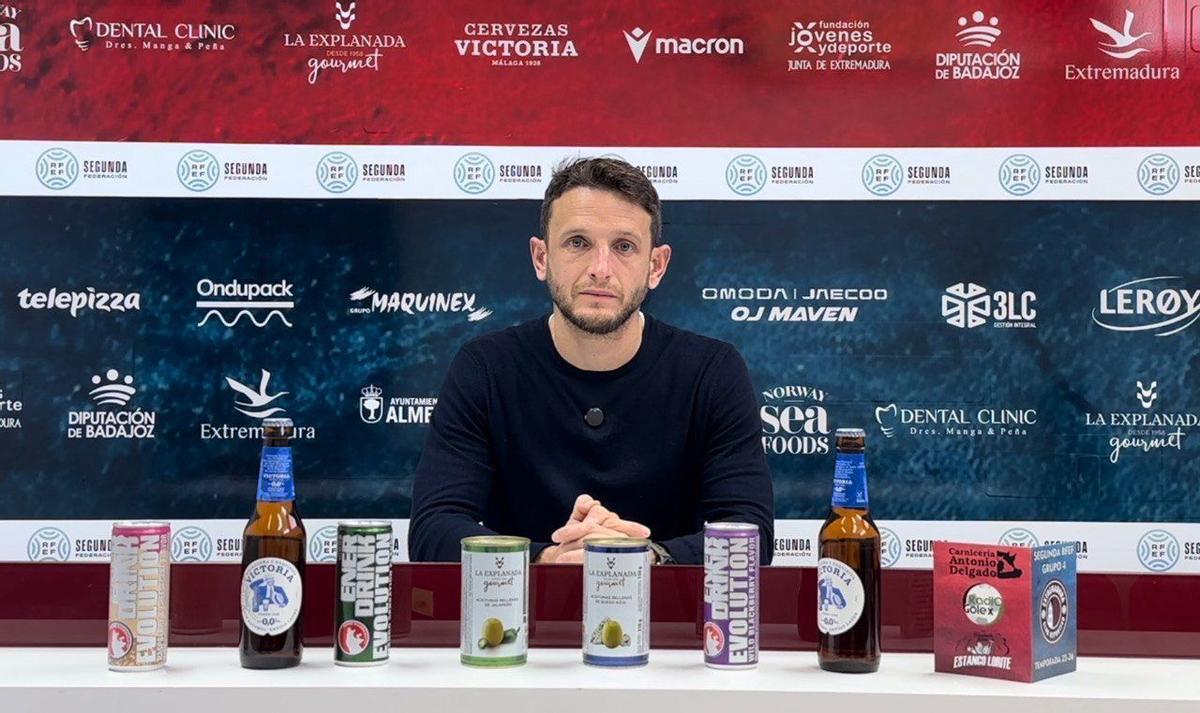 Miguel Núñez en sala de prensa de la Ciudad Deportiva de Almendralejo