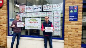 Andrés y Marcos Martínez muestran el cartel con el gran premio dado en la Bonoloto del domingo pasado en su administración de Zaratán..