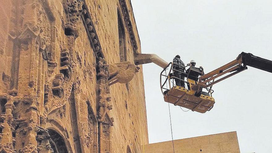 Retocan la gárgola dislocada de la iglesia gótica de Xàbia