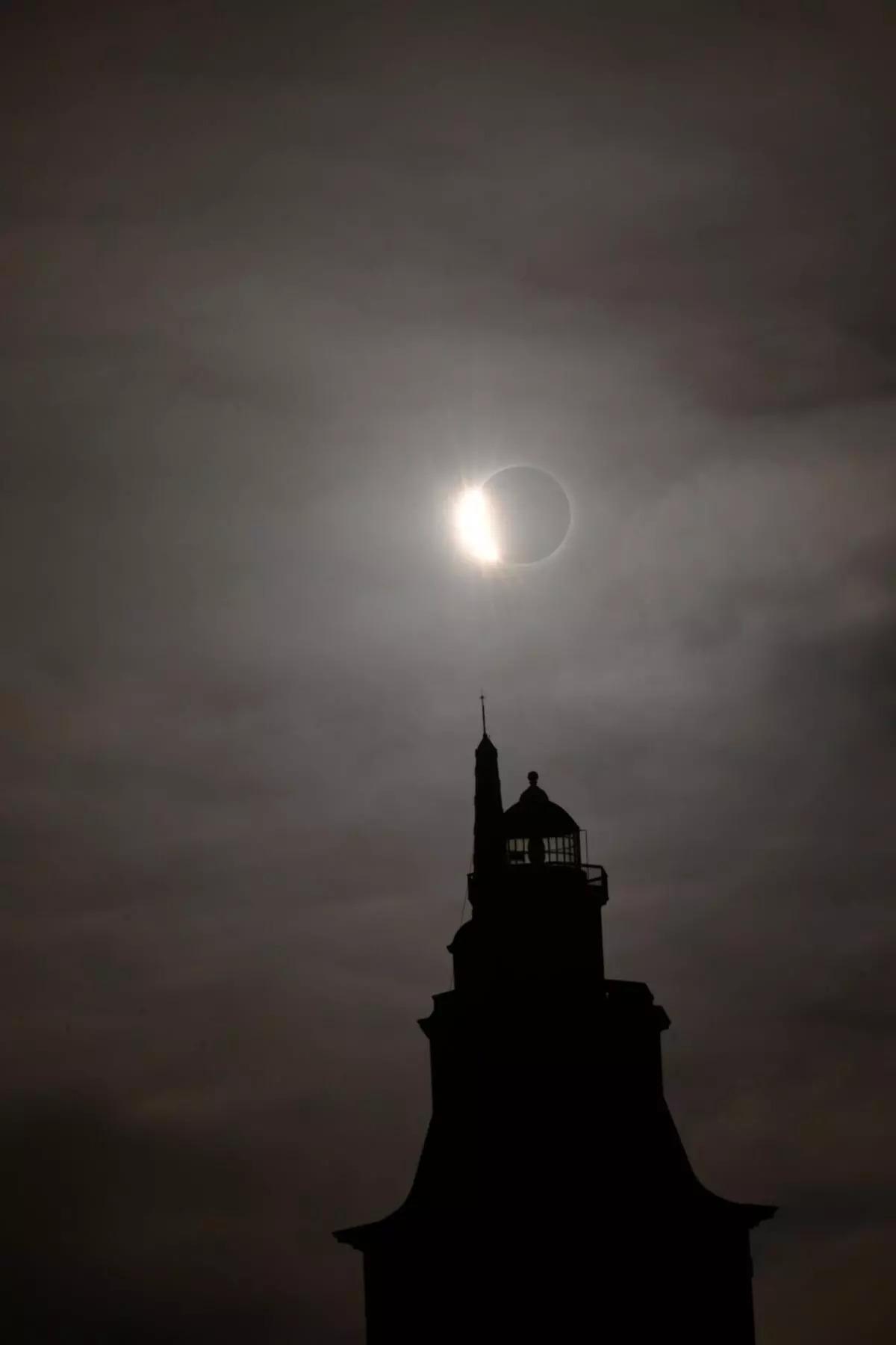 Se cumplen 24 horas de un día para la historia en A Coruña: recordamos el eclipse total de sol desde la Torre de Hércules Se cumplen 24 horas de un día para la historia en A Coruña: recordamos el eclipse total de sol desde la Torre de Hércules