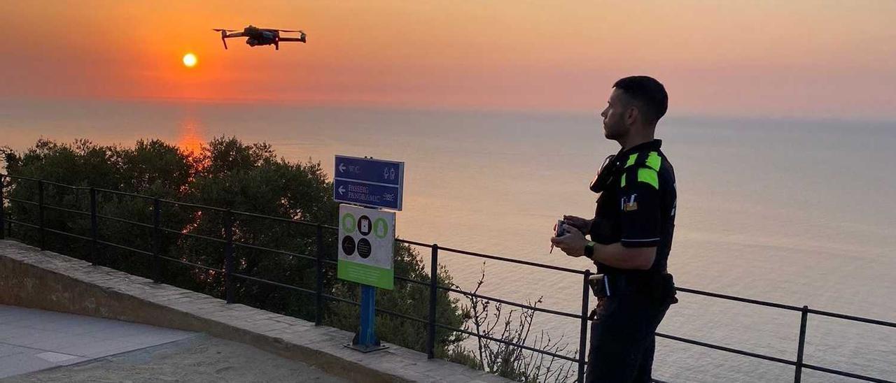 Un agent de la Policia Local de Palafrugell utilitzant el dron aquest matí per trobar el jove