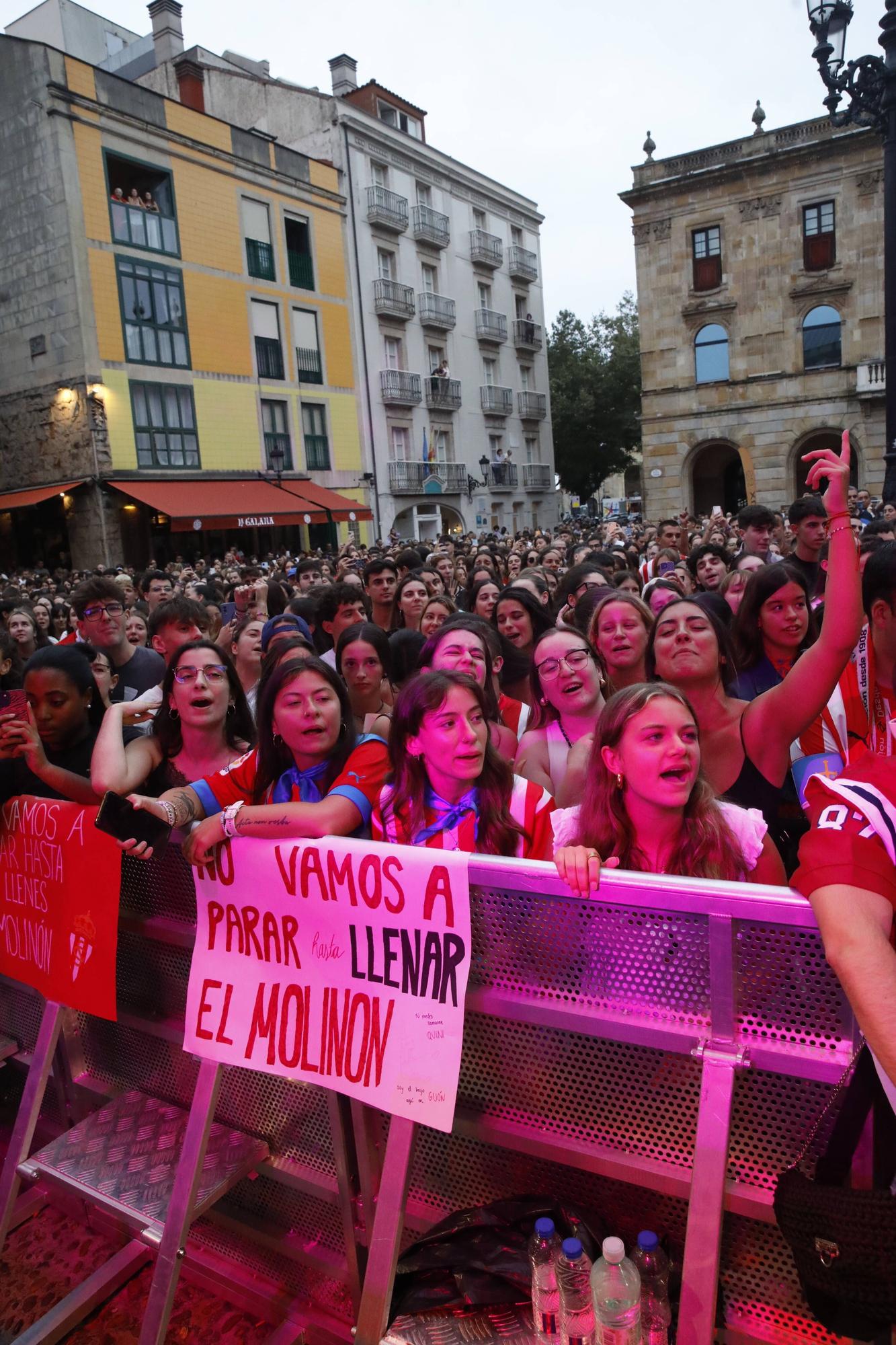 Concierto de Enol en la Plaza Mayor de Gijón