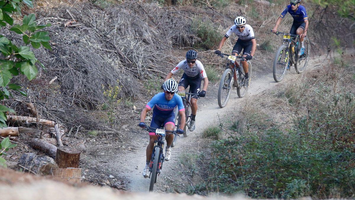 Ciclistas participando en una prueba de montaña.