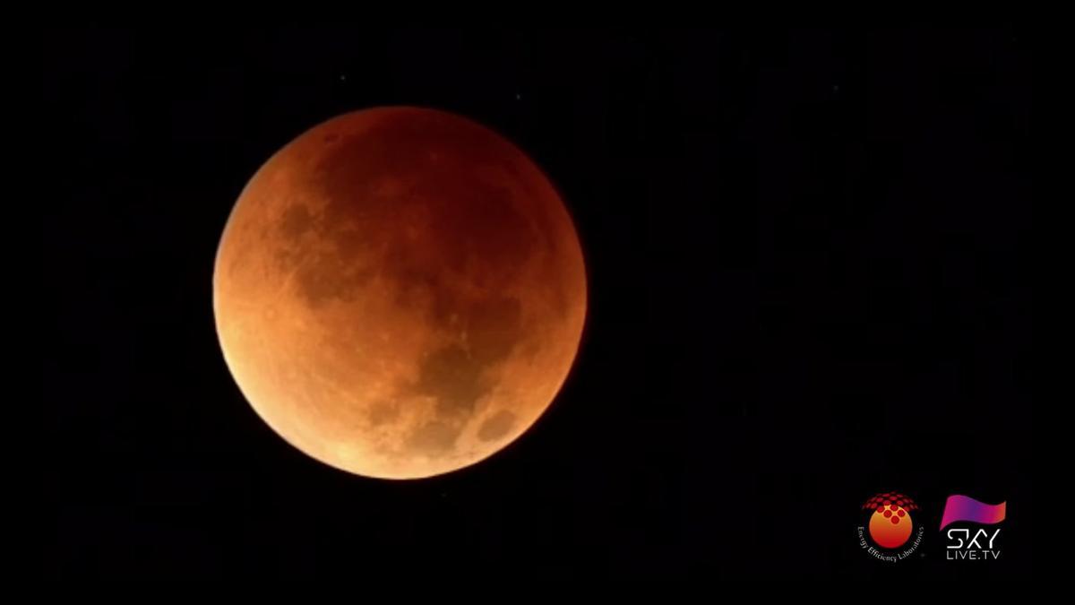 Un momento del eclipse de luna registrado esta madrugada desde Tenerife.