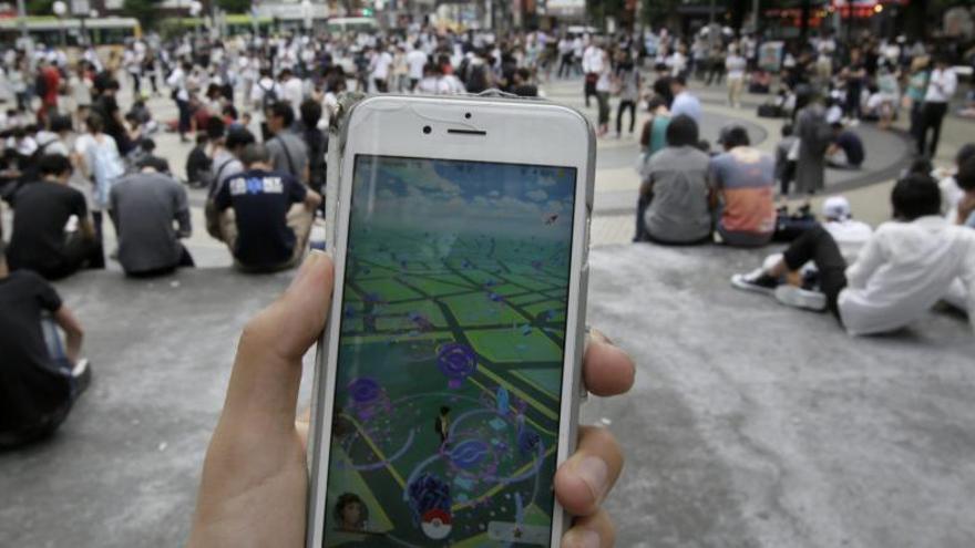 Un grup de persones jugant a &#039;Pokémon GO&#039; al Japó