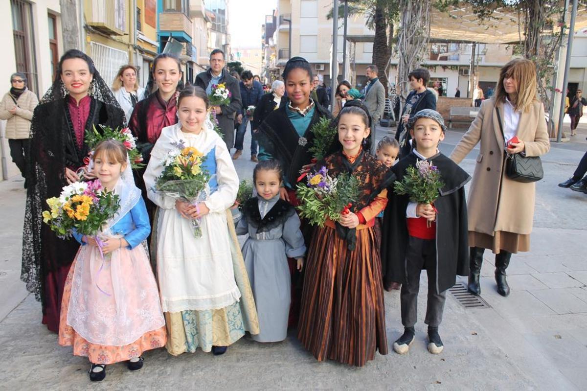 Las jóvenes benicenses no dudaron en honrar a Santa Àgueda.