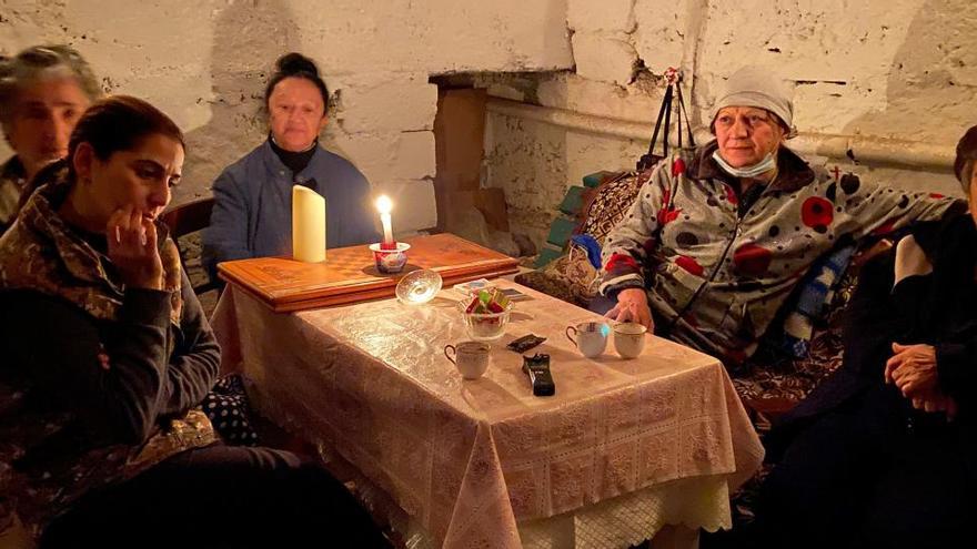 Varias mujeres preparan comida en su refugio subterráneo en la capital de Nagorno Karabaj.