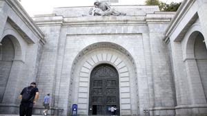 Visitantes en la puerta de entrada a la basílica de la Santa Cruz del Valle de los Caídos, en San Lorenzo de El Escorial (Madrid).