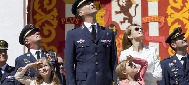 Felipe y Letizia, junto a sus hijas, en San Javier en 2024.