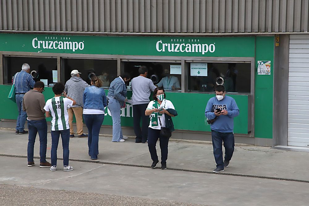 Aficionados asistentes al encuentro Córdoba CF-Cádiz B