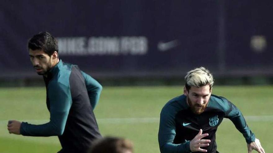 Luis Suárez y Leo Messi durante el entrenamiento de ayer.