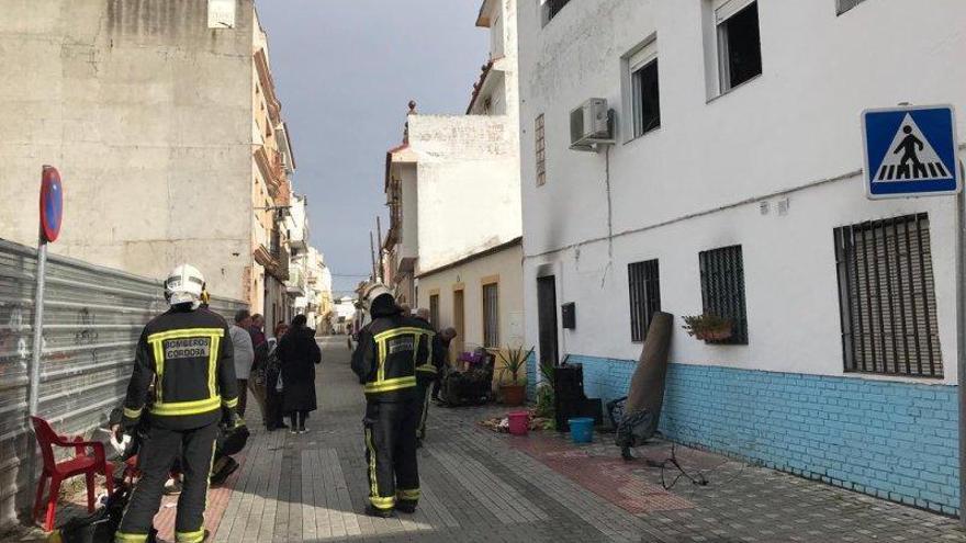 Un herido leve en el incendio de una vivienda en la barriada cordobesa de Alcolea