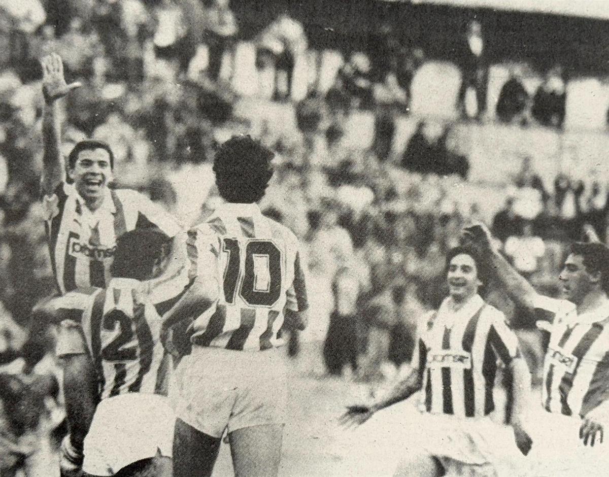 Antonio Valentín celebra con Revuelta el primer gol del Córdoba CF al Sanse, obra de Gálvez (10), hace ahora 40 años, en El Arcángel.
