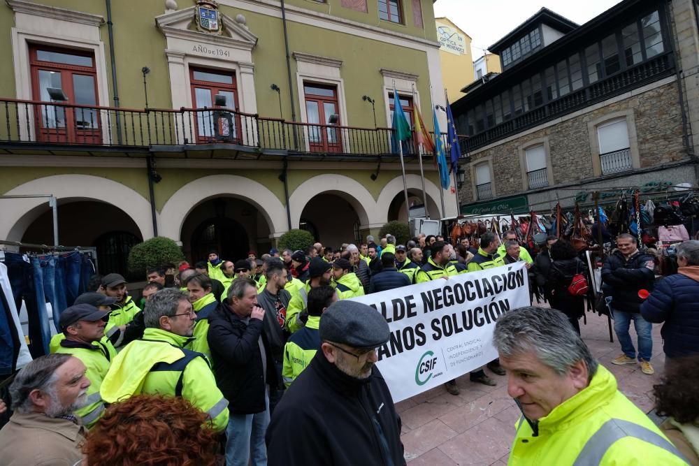 Protesta de trabajadores del Ayuntamiento de Langreo