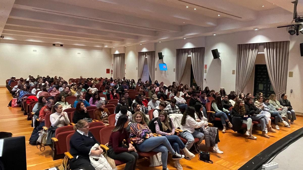 Asistentes a la jornada por el día de las personas migrantes.