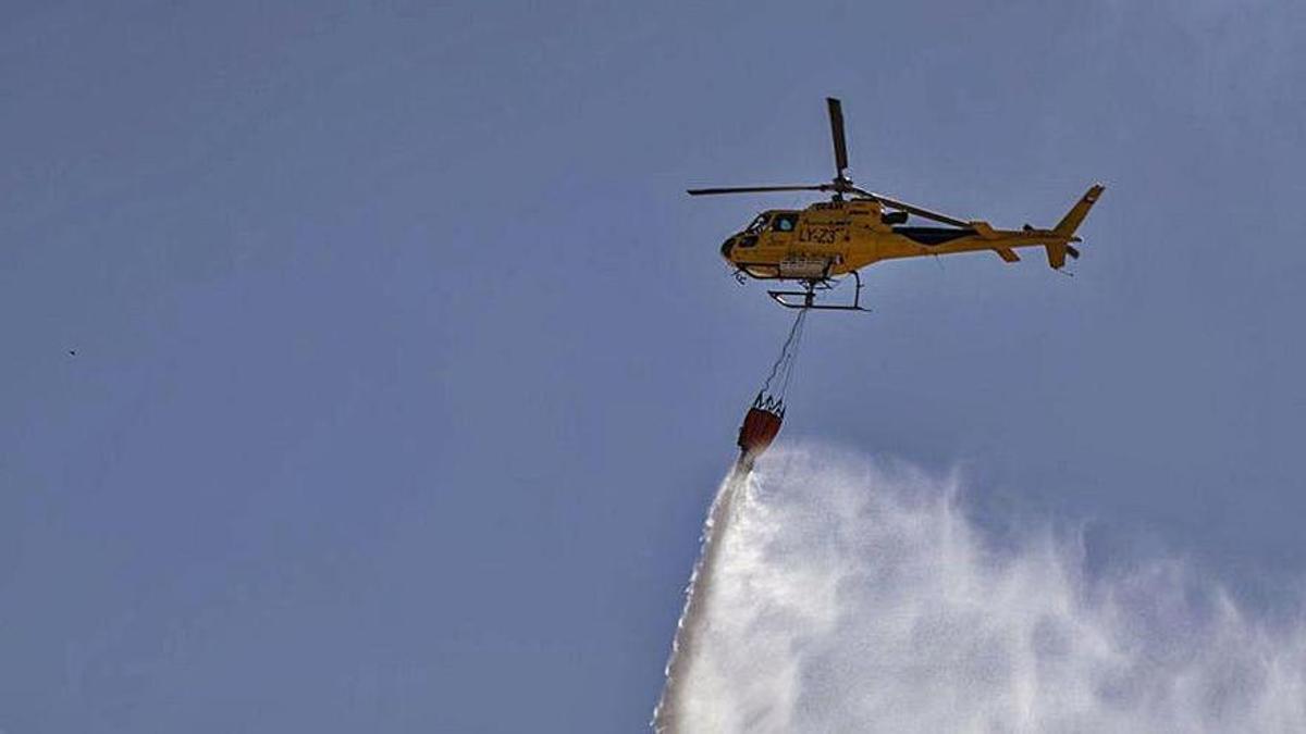 Un helicóptero arroja agua en un incendio en la provincia de Zamora.