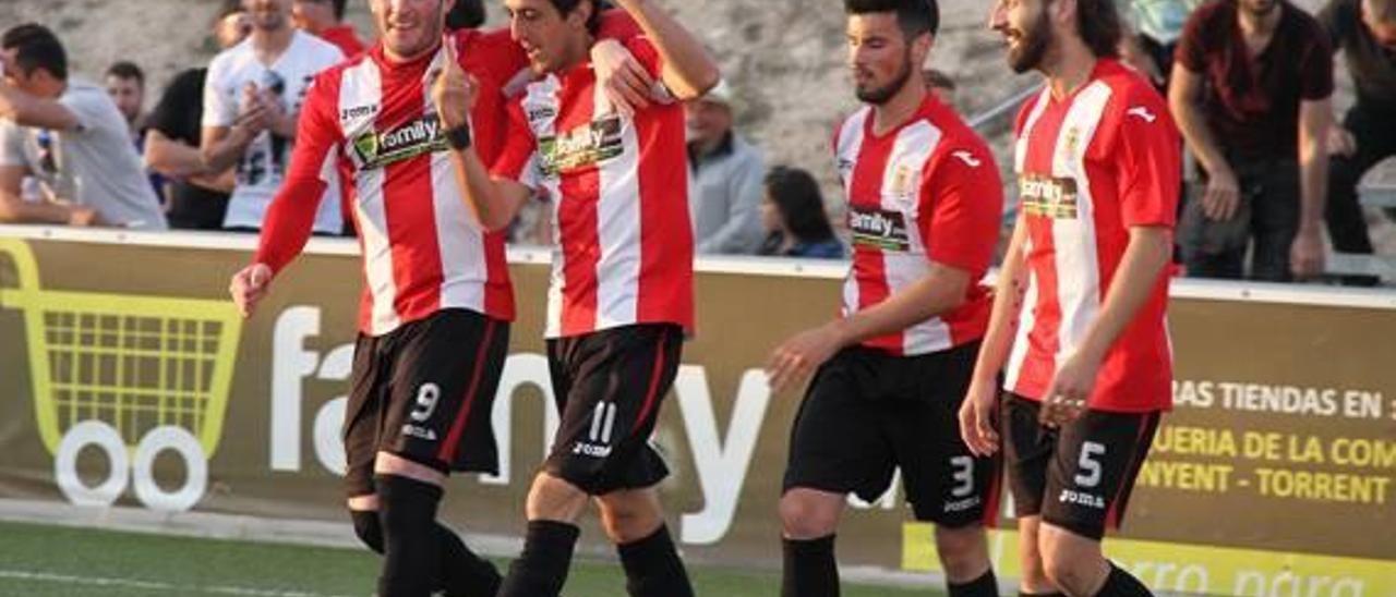 Pablo Iglesias, segundo por la izquierda, celebra el tercer gol ante el Godella.