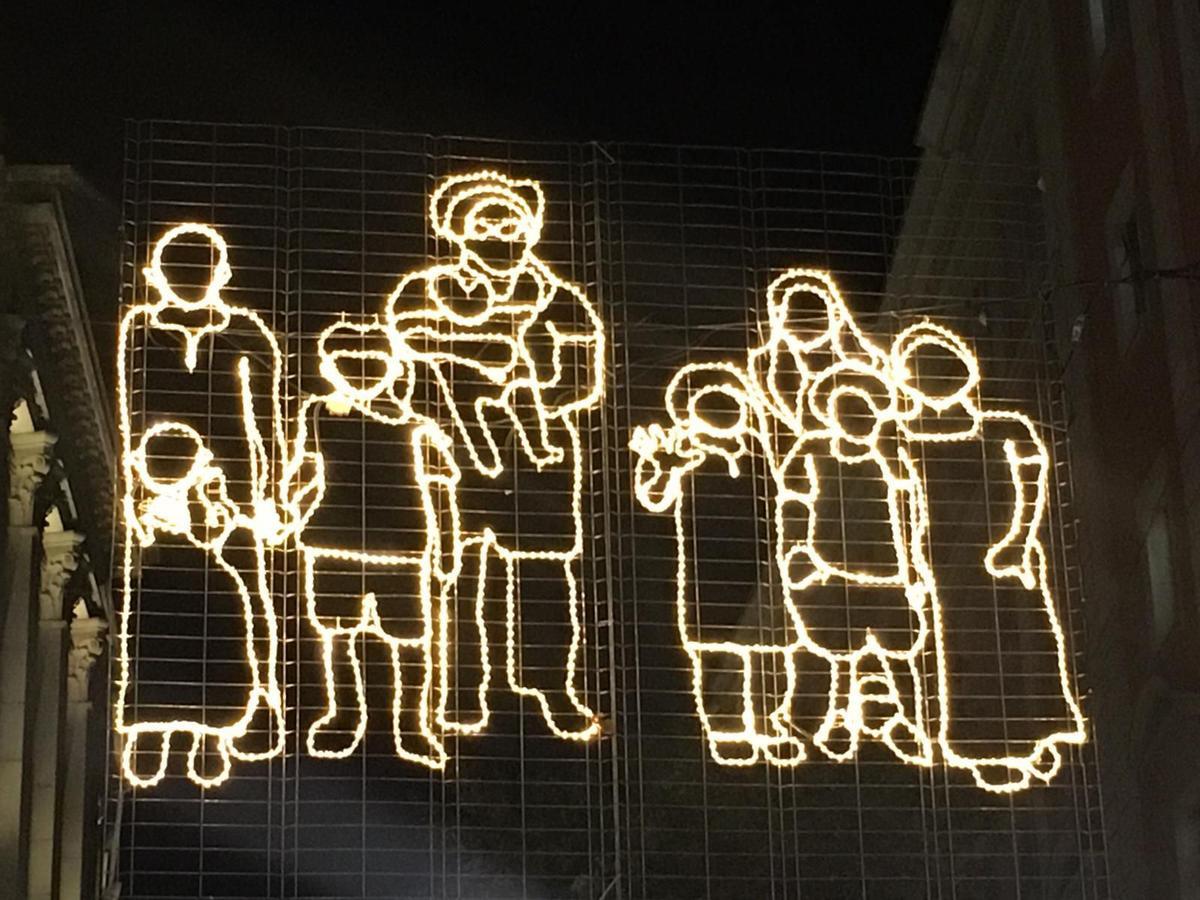 Proyecto comunitario de la fundación Tot Raval para crear luces de Navidad con imágenes de vecinos en 2020