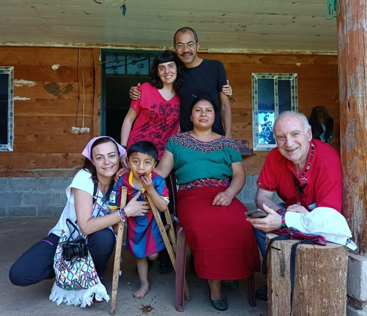 Arriba, Germán Rodríguez, a la derecha, con la familia de Gaspar, un niño que recibirá una prótesis. En el centro el pediatra, instalaciones del hospital de El Quiché y pacientes. Abajo, una sanitaria celebra una operación que salió bien en el centro médico guatemalteco. | Cedidas por Germán Rodríguez