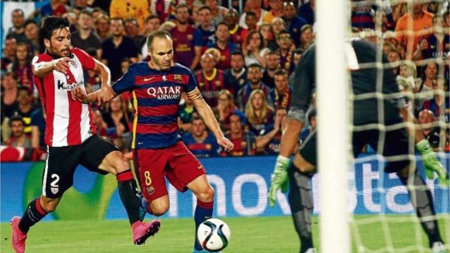 Andrés Iniesta busca un xut a porteria davant l&#039;oposició del jugador visitant Bóveda.