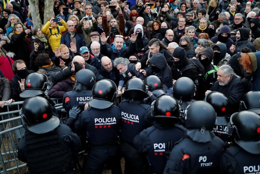 Protestes i tensió a l'exterior del Parlament de Catalunya