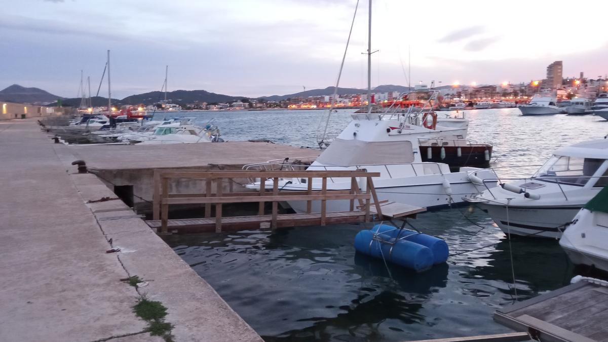 Barcas amarradas a la escollera del faro verde, que será totalmente renovada