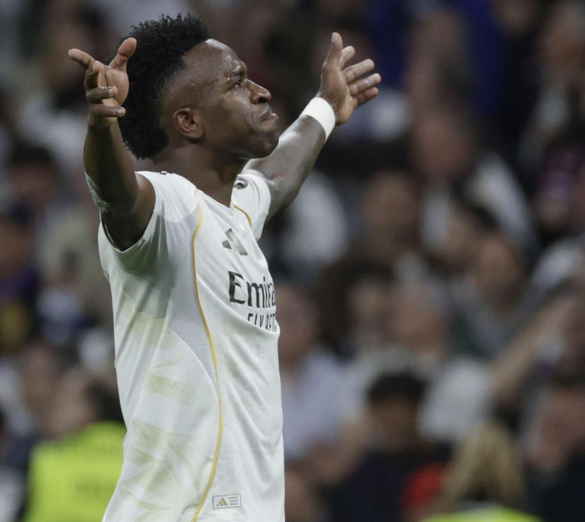 Vinicius celebra su segundo gol, tercero del Real Madrid, que decidió el derbi jugado ayer ante el Atlético  en el Bernabéu. | JUANJO MARTÍN / EFE