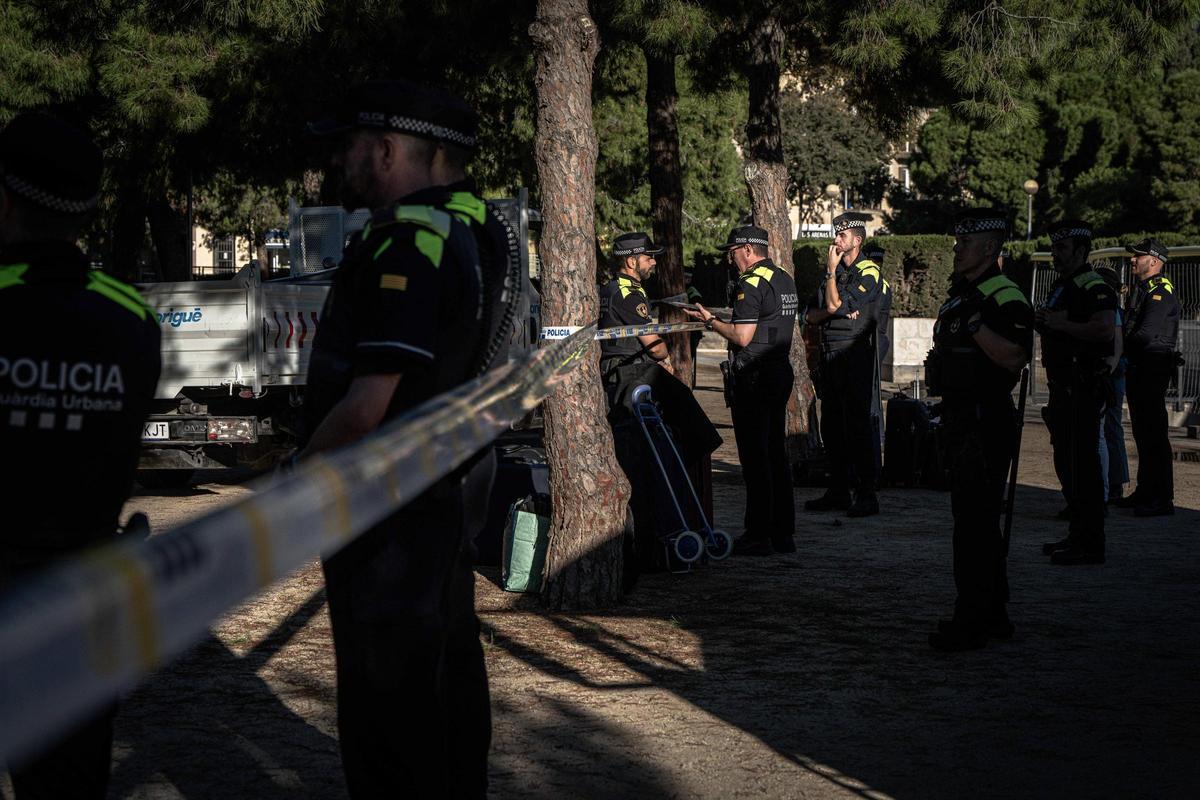 Barcelona desaloja a una treintena de personas sin hogar del parque Joan Miró