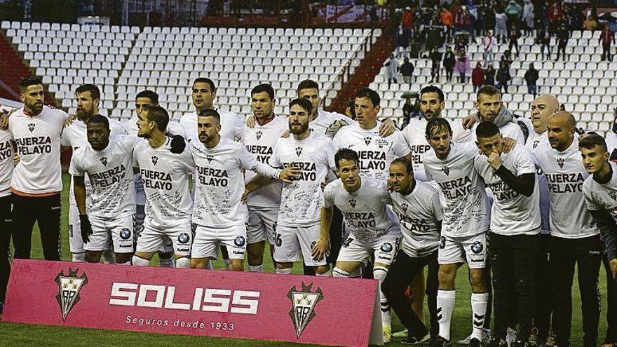 Los jugadores del Albacete, con la camiseta de apoyo a Pelayo.