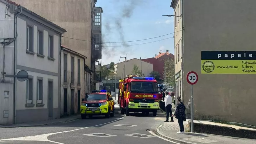 Los bomberos intervienen en un incendio en O Castiñeiriño